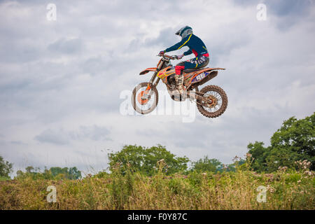 Motociclisti praticare su una pista di motocross in Shifnal Regno Unito Foto Stock