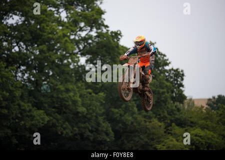 Motociclisti praticare su una pista di motocross in Shifnal Regno Unito Foto Stock