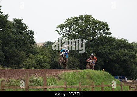 Motociclisti praticare su una pista di motocross in Shifnal Regno Unito Foto Stock