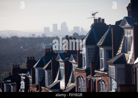 Muswell Hill case con vista sullo skyline di Canary Wharf il quartiere finanziario di Londra Inghilterra REGNO UNITO Foto Stock