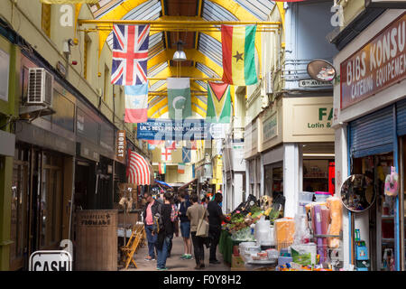 Brixton Village interno del mercato con bar e ristoranti Brixton Londra Inghilterra REGNO UNITO Foto Stock