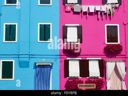 Annesso dipinto luminosamente Burano case laguna di Venezia Veneto Italia Europa Foto Stock