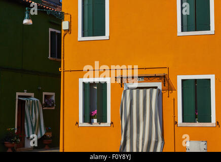 Tradizionale tende a strisce di copertura delle porte anteriori Burano Laguna di Venezia Veneto Italia Europa Foto Stock