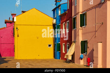 Tipica piccola vivacemente colorato quadrato delle case di Burano Laguna di Venezia Veneto Italia Europa Foto Stock