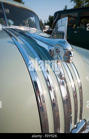 Un primo piano di un ornamento cromato della cappa dei nativi americani su un capo Pontiac vintage del 1951 Foto Stock