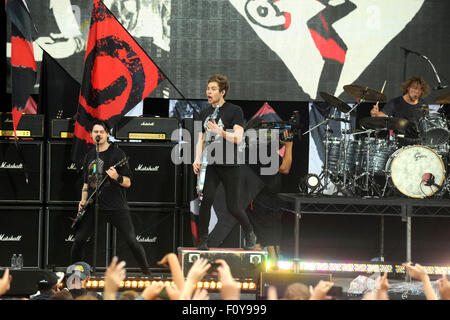 La città di New York. 21 Ago, 2015. Michael Clifford, Luca Hemmings e Ashton Irwin di 5 secondi di estate eseguire su ABC della 'Good Morning America' al riquadro Rumsey, Central Park, il 21 agosto 2015 nella città di New York. © dpa/Alamy Live News Foto Stock