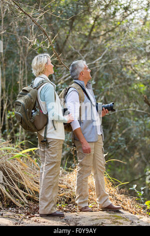 Età media gli escursionisti in foresta guardando in alto Foto Stock