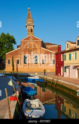 Chiesa di San Martino con il suo famoso campanile pendente Burano Laguna di Venezia Veneto Italia Europa Foto Stock