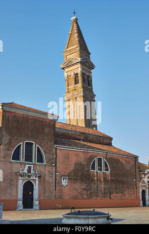 Chiesa di San Martino con il suo famoso campanile pendente Burano Laguna di Venezia Veneto Italia Europa Foto Stock