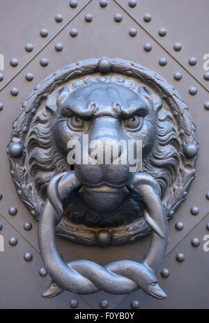 Lions Head Knocker porta all'Residenzschloss a Dresda in Sassonia, Germania Foto Stock