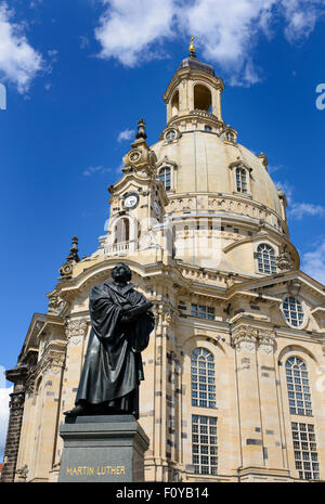 Il Martin Luther statua che si trova nella parte anteriore della Frauenkirche di Dresda, Sassonia, Germania Foto Stock