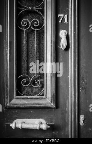 Primo piano di una porta con "mano di Fatima' porta respingente, Citta Vecchia, Chania, Creta, Grecia Foto Stock