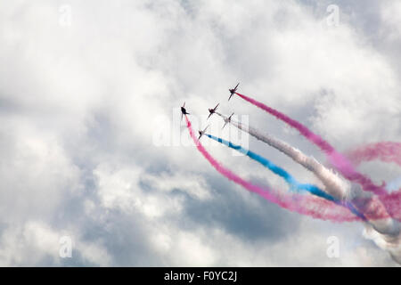 Bournemouth Dorset, England Regno Unito. Il 23 agosto 2015. Le frecce rosse eseguire all'Ottava annuale Bournemouth Air Festival. Credito: Carolyn Jenkins/Alamy Live News Foto Stock