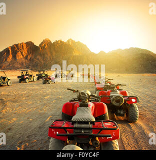 Moto Quad nel deserto al tramonto Foto Stock