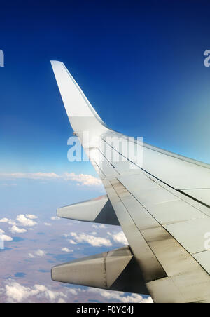 Ala del piano in Cielo e nubi bianche. Foto Stock