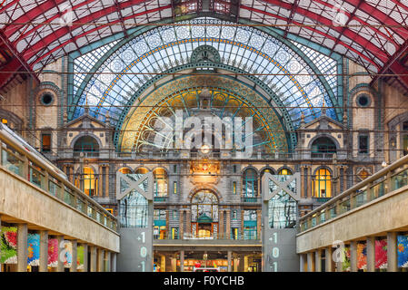 Interno del sorprendente la stazione ferroviaria centrale di Anversa, Belgio Foto Stock
