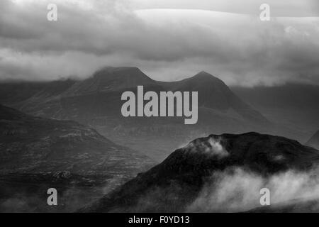 Guardando indietro su Beinn Alligin, Torridon da Ruadh Stac Mor, Fisherfield Forest Foto Stock