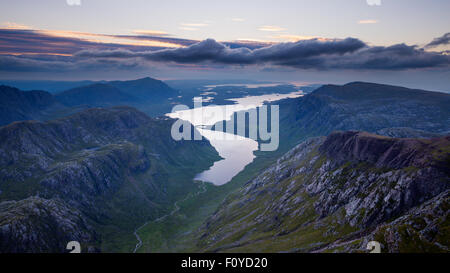 Affacciato su Fionn Loch DA UN' Mhaighdean, un Munro nella foresta Fisherfield al crepuscolo Foto Stock