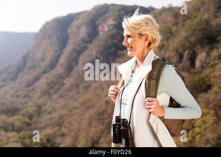 Bella escursionista godendo la vista dalla cima di una montagna Foto Stock