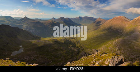 Beinn un' Chlaidheimh , Sgurr divieto e Mullach Coire Mhic Fhearchair (sulla destra) da Beinn Tarsuinn. Foto Stock