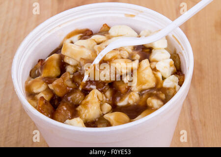 Poutine canadian un fast food pasto con patatine fritte, cagliata del formaggio e salsa Foto Stock