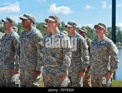 Stati Uniti Esercito capitano Kristen Griest , sinistra e compagno soldato 1Lt Shaye Haver, centro nel corso di cerimonie come essi diventare la prima donna a laurearsi in Army Ranger scuola Agosto 21, 2015 a Fort Benning, Georgia. Foto Stock