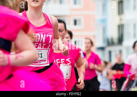 1900 ragazze e donne di tutte le età di prendere parte all'annuale per la ricerca contro il cancro carità fund raising corsa per la vita divertente correre su 5k e 10k corsi intorno a Aberystwyth Wales UK Foto Stock