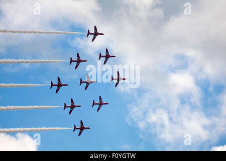 Bournemouth Dorset, England Regno Unito. Il 23 agosto 2015. Le frecce rosse eseguire all'Ottava annuale Bournemouth Air Festival. Credito: Carolyn Jenkins/Alamy Live News Foto Stock