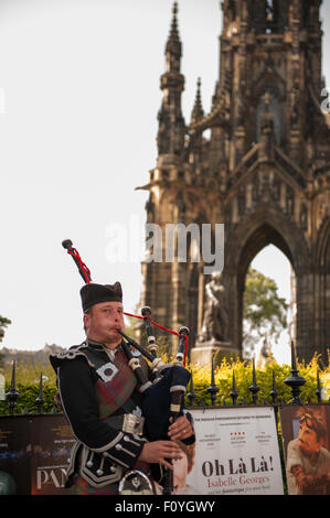 Edimburgo, Scozia, Regno Unito. 23 Agosto, 2015. Un bagpiper riproduce per i visitatori di Edimburgo Credito: Tony Clerkson/Alamy Live News Foto Stock