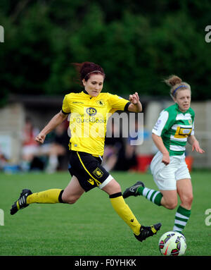 Sherborne, Inghilterra. Il 23 agosto 2015. Lauren Haynes (sinistra) di attacchi AVLFC The Yeovil difesa durante il pareggio per 2-2 nel Womens Super League tra Yeovil Town Ladies FC v Aston Villa Ladies FC presso la Jones Stadium. Credito: David Partridge / Alamy Live News Foto Stock