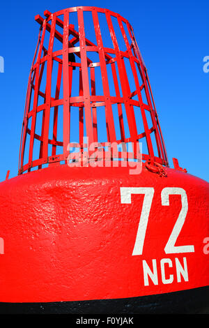 Canale di colore rosso per la navigazione marittima boa segnaletica North Shields Tyne and Wear Foto Stock