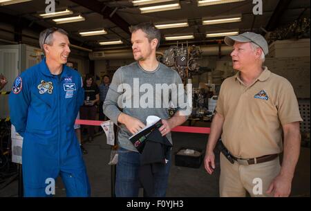 L'astronauta della NASA Drew Feustel, sinistra, con l'attore Matt Damon unisciti a Mars Science Progetto Lab Manager Jim Erickson al laboratorio di propulsione di jet Marte cantiere Agosto 18, 2015 a Pasadena, in California. Damon stelle come astronauta Mark Watney nel film "Il marziano' e visitato con la NASA gli scienziati e gli ingegneri che hanno servito come consulenti tecnici sulla pellicola. Foto Stock