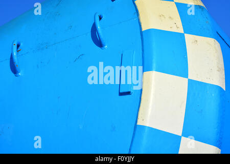 Blu e bianco canale a scacchi per la navigazione marittima boa segnaletica North Shields Tyne and Wear Foto Stock