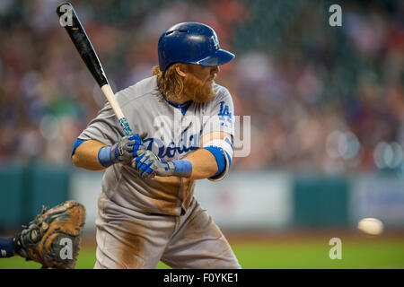 Houston, TX, Stati Uniti d'America. 23 Ago, 2015. Los Angeles Dodgers terzo baseman Justin Turner (10) pipistrelli durante il quarto inning di una Major League Baseball gioco tra Houston Astros e il Los Angeles Dodgers al Minute Maid Park a Houston, TX. Trask Smith/CSM/Alamy Live News Foto Stock