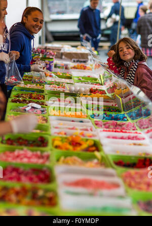 Bambini caramella di acquisto presso il La Batte mercato domenicale di Liegi, in Belgio Foto Stock