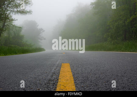 La nebbia si muove sulla Skyline Drive in una piovosa mattinata nel Parco Nazionale di Shenandoah Foto Stock