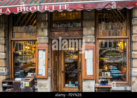 La Brouette ristorante esterno, Grande Place di Bruxelles, in Belgio Foto Stock