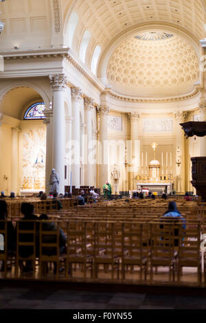 Servizio in chiesa in Sainte-Jacques sur Coudenberg chiesa a Bruxelles, in Belgio Foto Stock