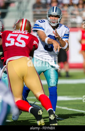 Santa Clara, California, USA. 23 Ago, 2015. Dallas Cowboys quarterback Tony Romo (9) in azione durante la NFL partita di calcio tra Dallas Cowboys e San Francisco 49ers a Levi's Stadium di Santa Clara, CA. San Francisco porta Dallas 13-0 a tempo di emisaturazione. Damon Tarver/Cal Sport Media/Alamy Live News Foto Stock