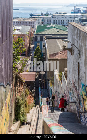 I pedoni sulla scalinata nel Porto di Valparaiso, Cile Foto Stock