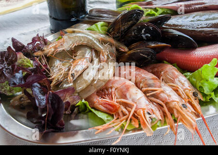 Gamberetti freschi e frutti di mare sul piatto metallico nel ristorante Foto Stock