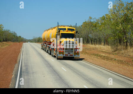 Una autocisterna che viaggia lungo un Outback Road nel Territorio del Nord, l'AUSTRALIA Foto Stock