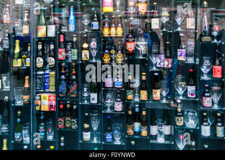 Finestra del negozio con birra belga bottiglie, Bruges, Belgio Foto Stock