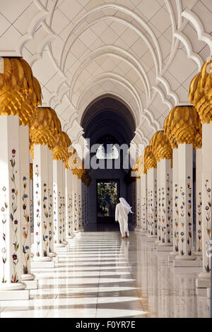 Corridoio di Sheikh Zayed bin Sultan Al Nahyan-moschea (Grande Moschea), Abu Dhabi, Emirati arabi uniti Foto Stock