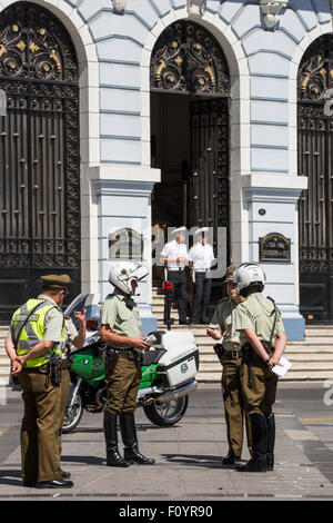 La polizia di Plaza Sotomayor, Valparaiso, Cile Foto Stock