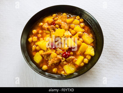 Ciotola di ceci stufato (Garbanzos) in bar a Gran Canaria. Foto Stock