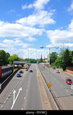 Traffico che viaggia lungo la tangenziale di San Nicola A4053, Coventry, West Midlands, Inghilterra, Regno Unito, Europa occidentale. Foto Stock