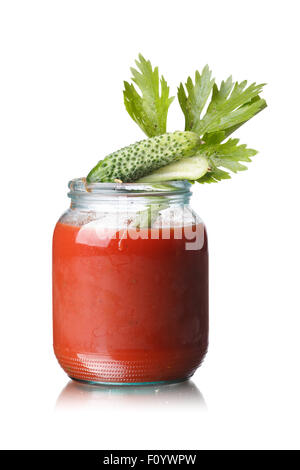 Bloody Mary cocktail alcolico in un vasetto di vetro guarnito con il sedano e minuscolo cetriolo fresco Foto Stock