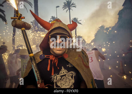 Sitges, Catalogna, Spagna. 23 Ago, 2015. Un membro del 'Diables de Sitges' mette fuori i suoi fuochi d'artificio tra la folla di spettatori a 'Festa Major de Sitges' Credit: Matthias Oesterle/ZUMA filo/Alamy Live News Foto Stock