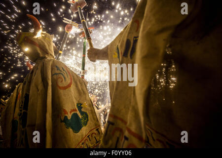 Sitges, Catalogna, Spagna. 23 Ago, 2015. I membri del 'Diables de Sitges - Colla Jove' si riuniscono per illuminare i loro fuochi d'artificio durante la " Festa Major de Sitges' Credit: Matthias Oesterle/ZUMA filo/Alamy Live News Foto Stock